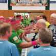Alte Haudegen: „Ralli“ (rechte Reihe hinter dem hellblau gekleideten Schiedsrichter) - Ralf-Peter Fitzke - hatte am Samstag (13. September 2025) viel Spaß bei seinem Abschiedsspiel mit eigenem Team gegen die GSV-Senioren in der Löcknitz-Halle. Foto: Roland Hanke