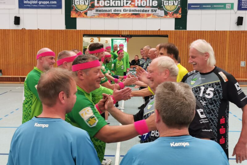 Alte Haudegen: „Ralli“ (rechte Reihe hinter dem hellblau gekleideten Schiedsrichter) - Ralf-Peter Fitzke - hatte am Samstag (13. September 2025) viel Spaß bei seinem Abschiedsspiel mit eigenem Team gegen die GSV-Senioren in der Löcknitz-Halle. Foto: Roland Hanke