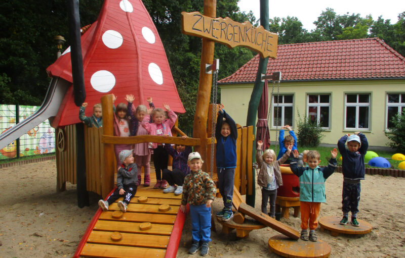 Neues Spielhaus, neue Abenteuer: Die „Waldspatzen“ in Hangelsberger freuen sich über ihre Zwergenküche nebst Klettergerät. Foto: Melanie Lippke