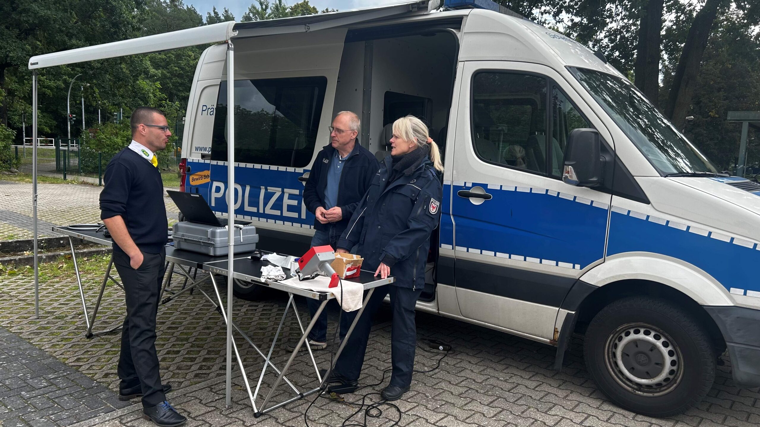 Austausch unter Fachleuten: Zwischen dem „Tote Winkel“ und Fahrradcodierung gab es auch Zeit zum Fachgespräch. Foto: Pauline Thiel