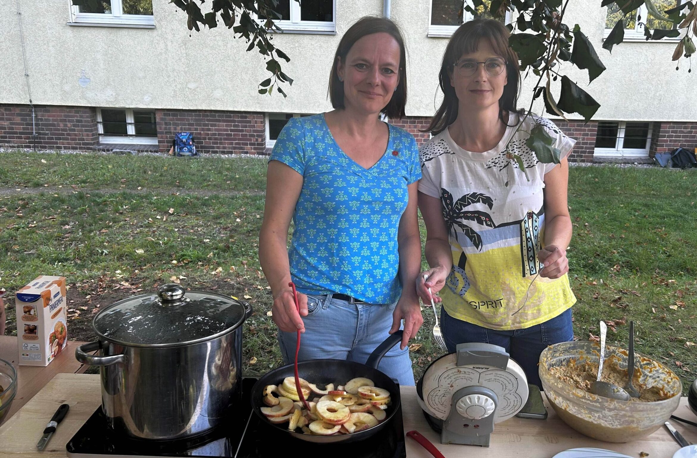 Gemeinsam an Herd und Waffeleisen: Kerstin Sündermann und Petra Grabe gemeinsam in Aktion. Foto: Pauline Thiel