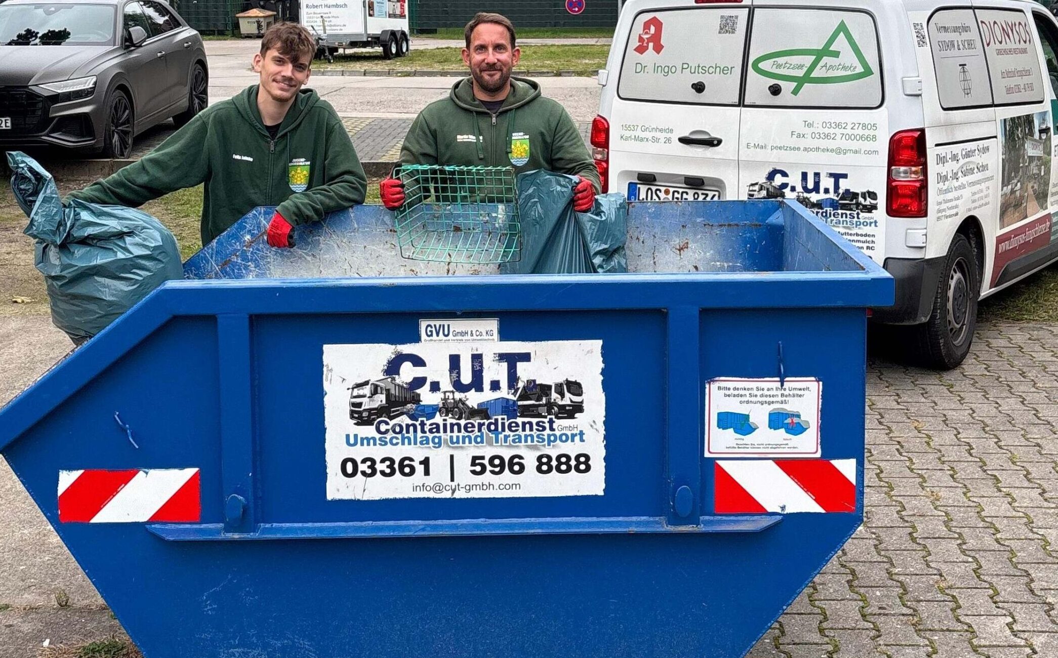 So viel Müll: Die Jugendkoordinatoren von Grünheide, Felix Jahnke und Martin Wiegold (von links) zählten am Ende acht prall gefüllte Säcke, die in den Container auf dem Löcknitzcampus gewandert sind. Foto: Wayne Politz