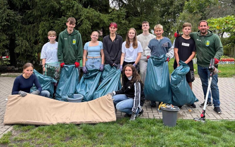 Geschafft: Der Jugendclub Grünheide hat sich schon vorab am der Aktion „Grünheide putzt sich raus“ beteiligt, die von Freitag bis Sonntag läuft (19. Bis 21. September). Foto: Wayne Politz
