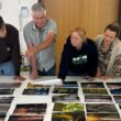 Die Jury stand vor der Qual der Wahl: Erik Burdach, Frank Kersten, Anke Beißer, Pauline Thiel und Diana Nolander (von links) haben aus den eingereichten Fotomotiven die 13 Lieblingsblicke für den Kalender 2026 ausgewählt. Foto: Ymain Herzog