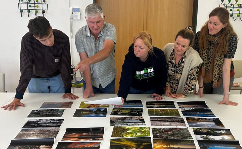 Die Jury stand vor der Qual der Wahl: Erik Burdach, Frank Kersten, Anke Beißer, Pauline Thiel und Diana Nolander (von links) haben aus den eingereichten Fotomotiven die 13 Lieblingsblicke für den Kalender 2026 ausgewählt. Foto: Ymain Herzog