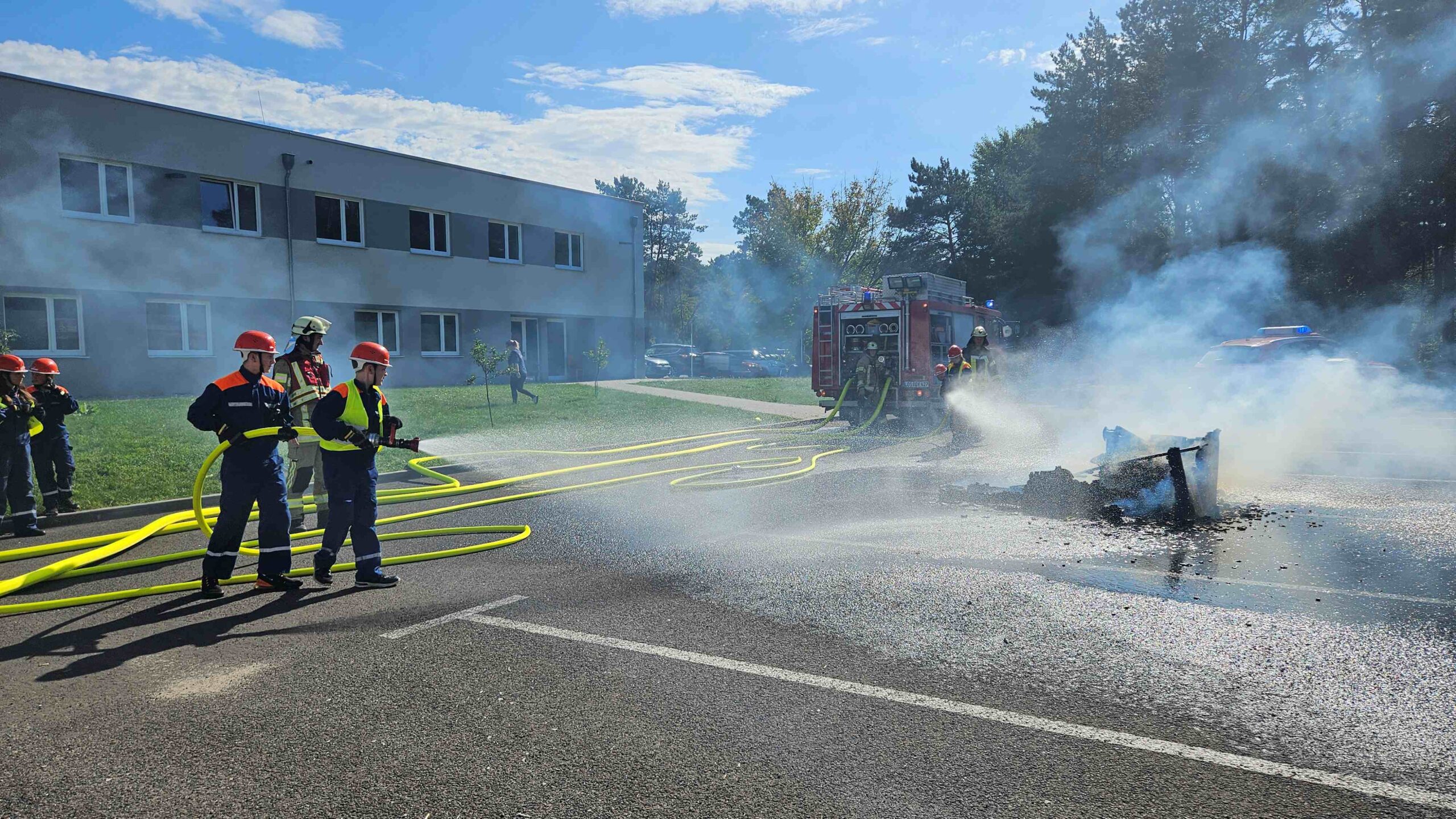 Verstärkung: Marvin (11, vorn) und Maurice (13) halten das zweite Strahlrohr, um das Feuer endgültig zu löschen. Foto: Anke Beißer