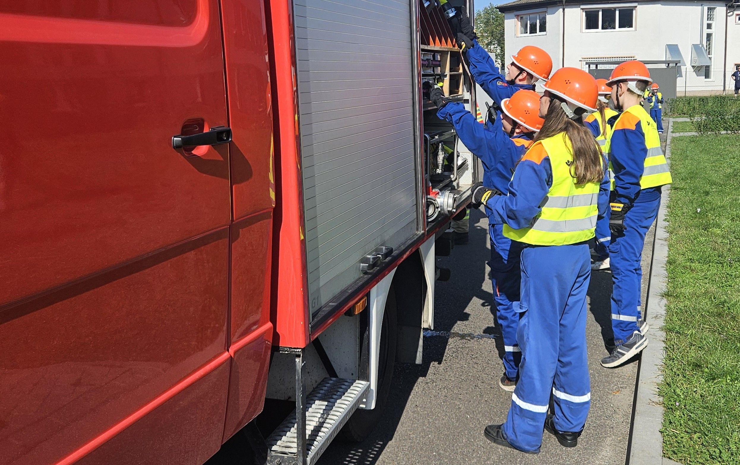 Jeder Handgriff sitzt: Die Mädchen und Jungen der Freienbrinker Jugendwehr wissen genau, welche Gerätschaften sie für den Löschangriff brauchen. Foto: Anke Beißer