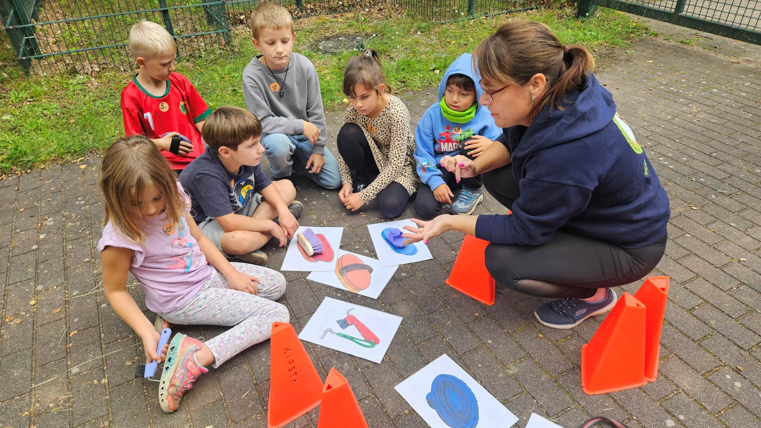Gute Pflege ist alles: Die Zweitklässler haben nicht nur auf Bildern etwas zu den wichtigsten Utensilien erfahren, sondern konnten sie selbst in die Hand nehmen und ausprobieren. Foto: Anke Beißer