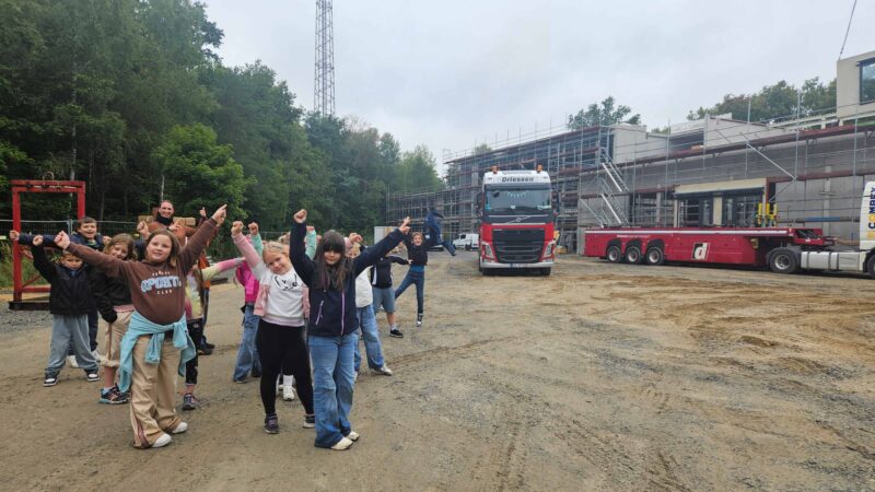Jubel auf der Schul-Baustelle: Die 3d der Gerhart-Hauptmann-Grundschule hat in Hangelsberg nach dem Rechten gesehen. Foto: Anke Beißer