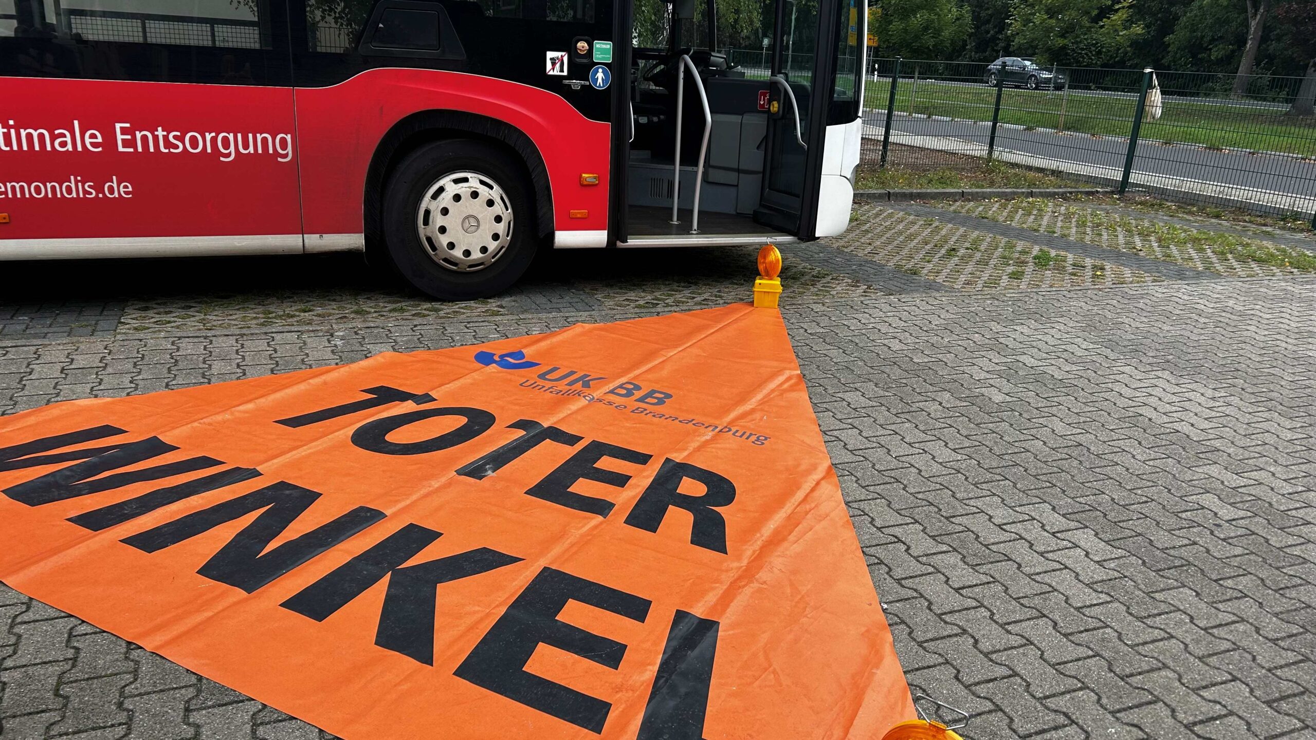 Was ist eigentlich der "Tote Winkel"?: Mithilfe einer Plane wurde das Ausmaß an einem Bus sichtbar und verschaffte Aufklärung. Foto: Pauline Thiel