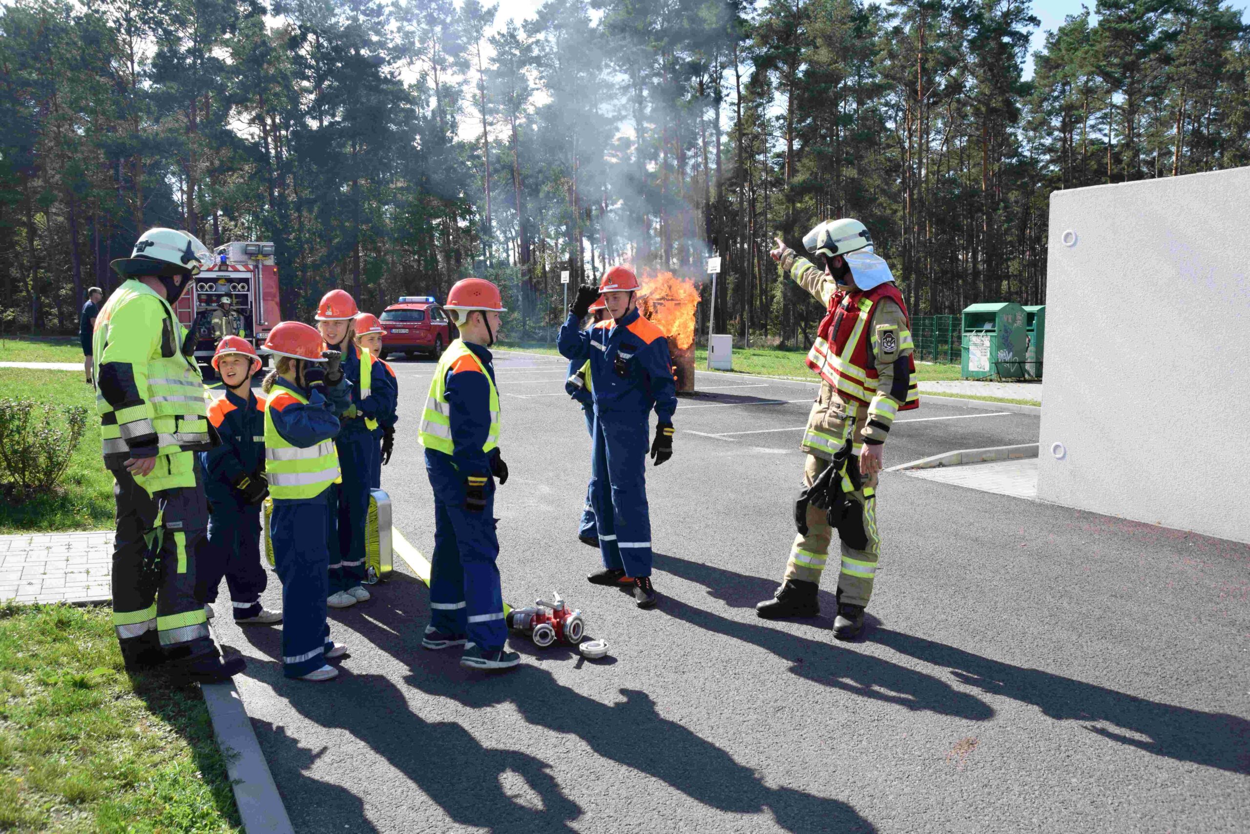 Hektik ist hier fehl am Platz: Die Kinder stellen sich auf, um ihr Aufgabe im bei Löscheinsatz entgegen zu nehmen. Foto: Anke Beißer
