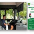 Was ist eigentlich der „tote Winkel“ und wie kann ich ihn sehen?: Elias Rieger erfährt unter Anleitung von Christopher Seeck, was ein Busfahrer zu beachten hat. Foto: Ymain Herzog