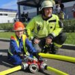 Wie die Profis: Beim Berufsfeuerwehrtag der Jugendfeuerwehr Freienbrink zeigt Felice (11), dass sie schon ganz genau, wann sie an der Wasserverteilung die Hebel umlegen muss. Jugendwart Oliver Klenge muss nur zuschauen. Foto: Anke Beißer