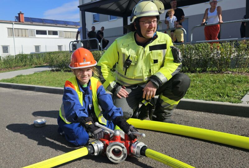 Wie die Profis: Beim Berufsfeuerwehrtag der Jugendfeuerwehr Freienbrink zeigt Felice (11), dass sie schon ganz genau, wann sie an der Wasserverteilung die Hebel umlegen muss. Jugendwart Oliver Klenge muss nur zuschauen. Foto: Anke Beißer