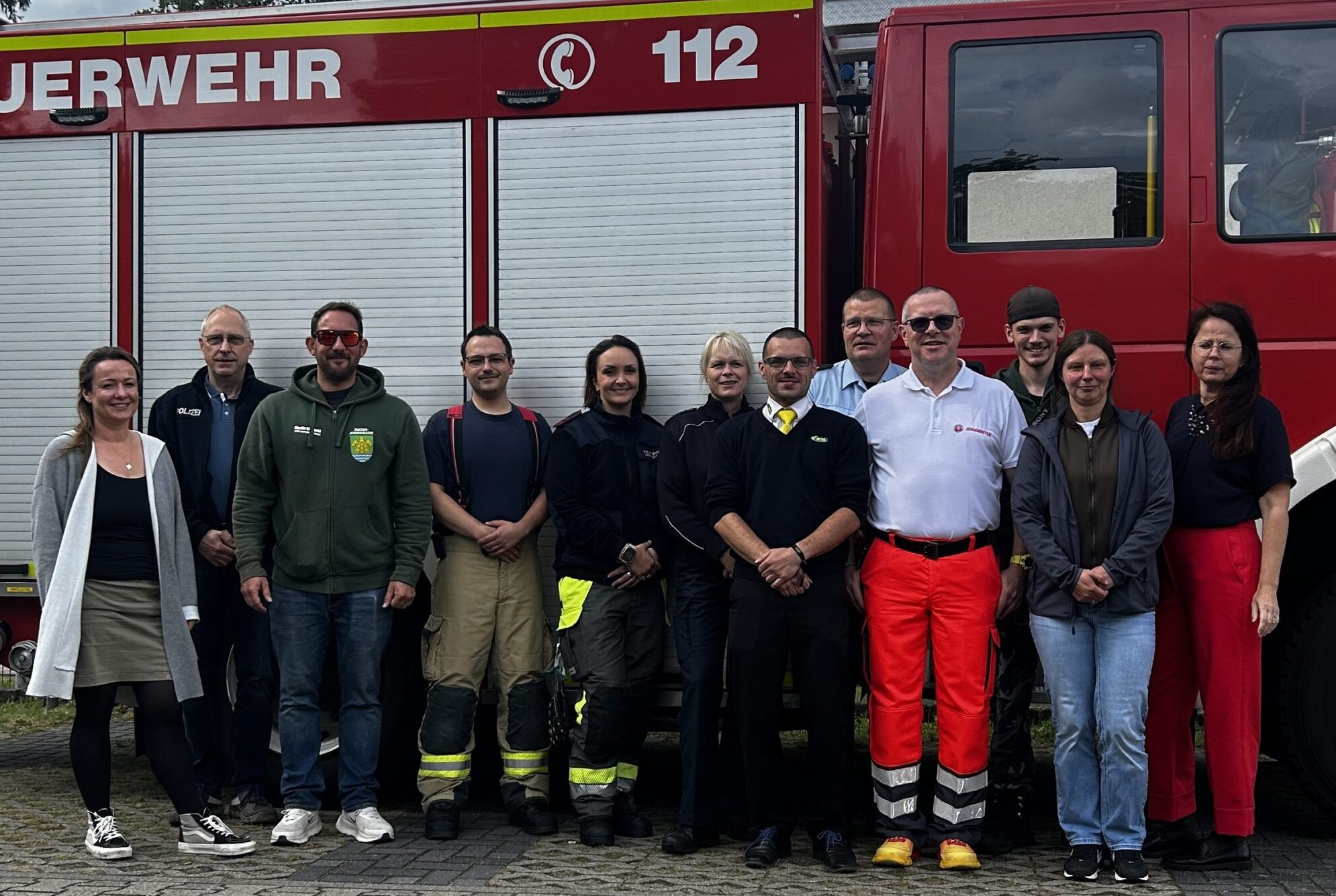 Gruppenfoto der Partner: Im Einsatz für den Verkehrssicherheitstag der 6. und 7. Klassen auf dem Löcknitzcampus der Gemeinde Grünheide. Foto: Ymain Herzog