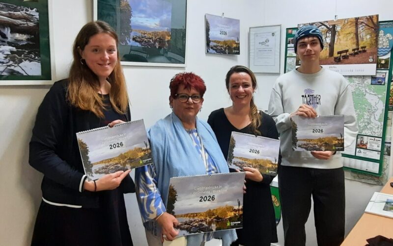 Der Kalender ist fertig: Heidi Mietzlaff (2.v.l.) hat das Titelbild beigesteuert. Die Jurymitglieder Diana Nolander, Pauline Thiel und Erik Burdach (von links) danken ihr für die Teilnahme und gratulieren ihr mit einem kleinen Geschenk. Foto: Uwe Flügel