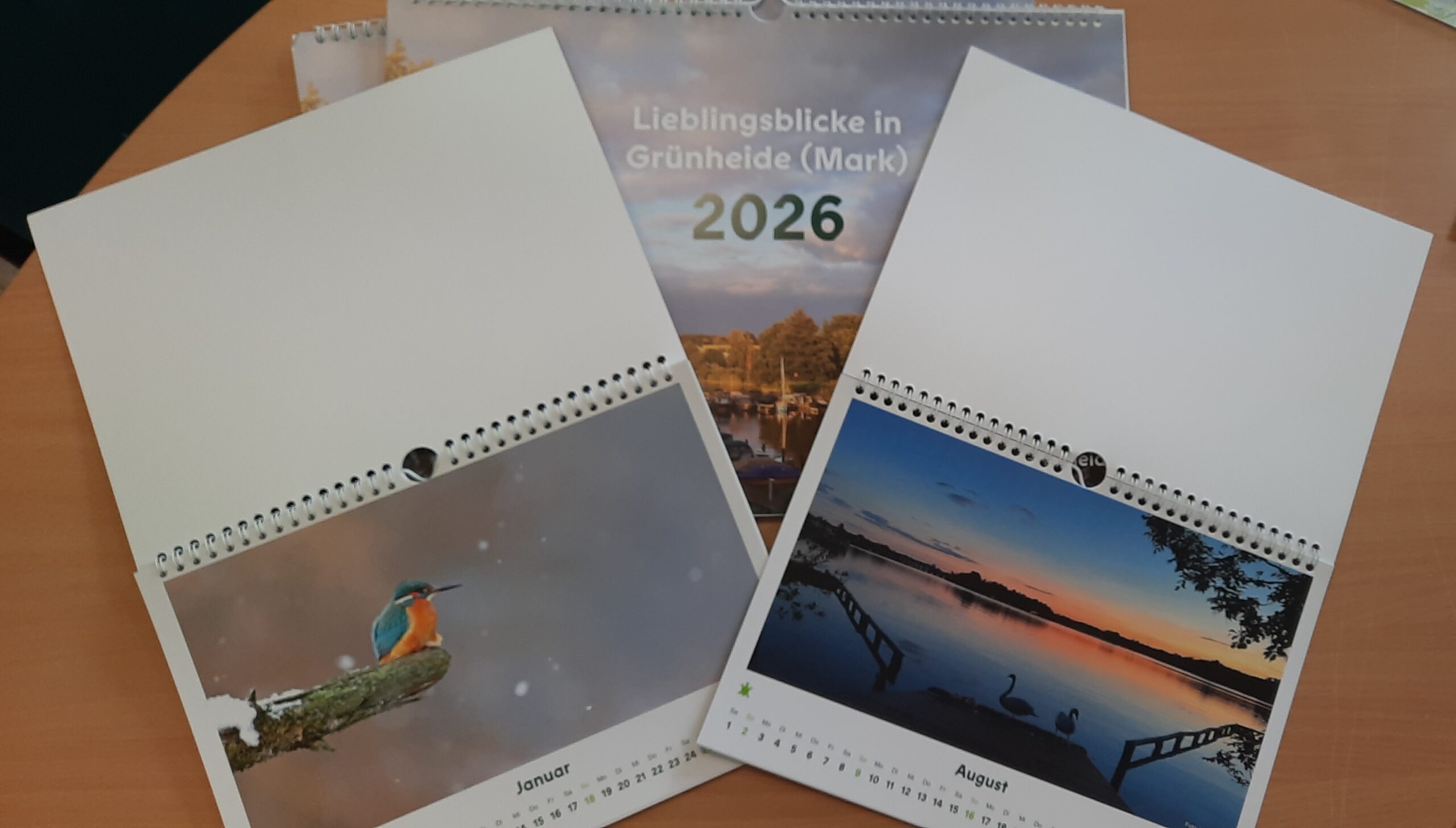 Der Grünheide Kalender 2026: Die „Lieblingsblicke in Grünheide (Mark)“ können ab sofort in A4 und A3 in der Tourist-Information am Markplatz käuflich erworben werden. Foto: Diana Nolander