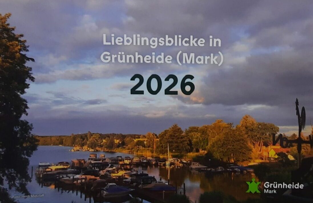 Ein Blickfang in der Tourist-Info: Der neue Kalender kann ab sofort bestaunt werden. Foto: Diana Nolander