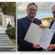 Sanierung des Sowjetischen Ehrenmals gesichert: Vize-Landrat Sascha Gehm (links) hat am Donnerstag (30. Oktober) an Bürgermeister Arne Christiani den Bewilligungsbescheid für die Fördermittel übergeben. Fotos/Montage: Anke Beißer