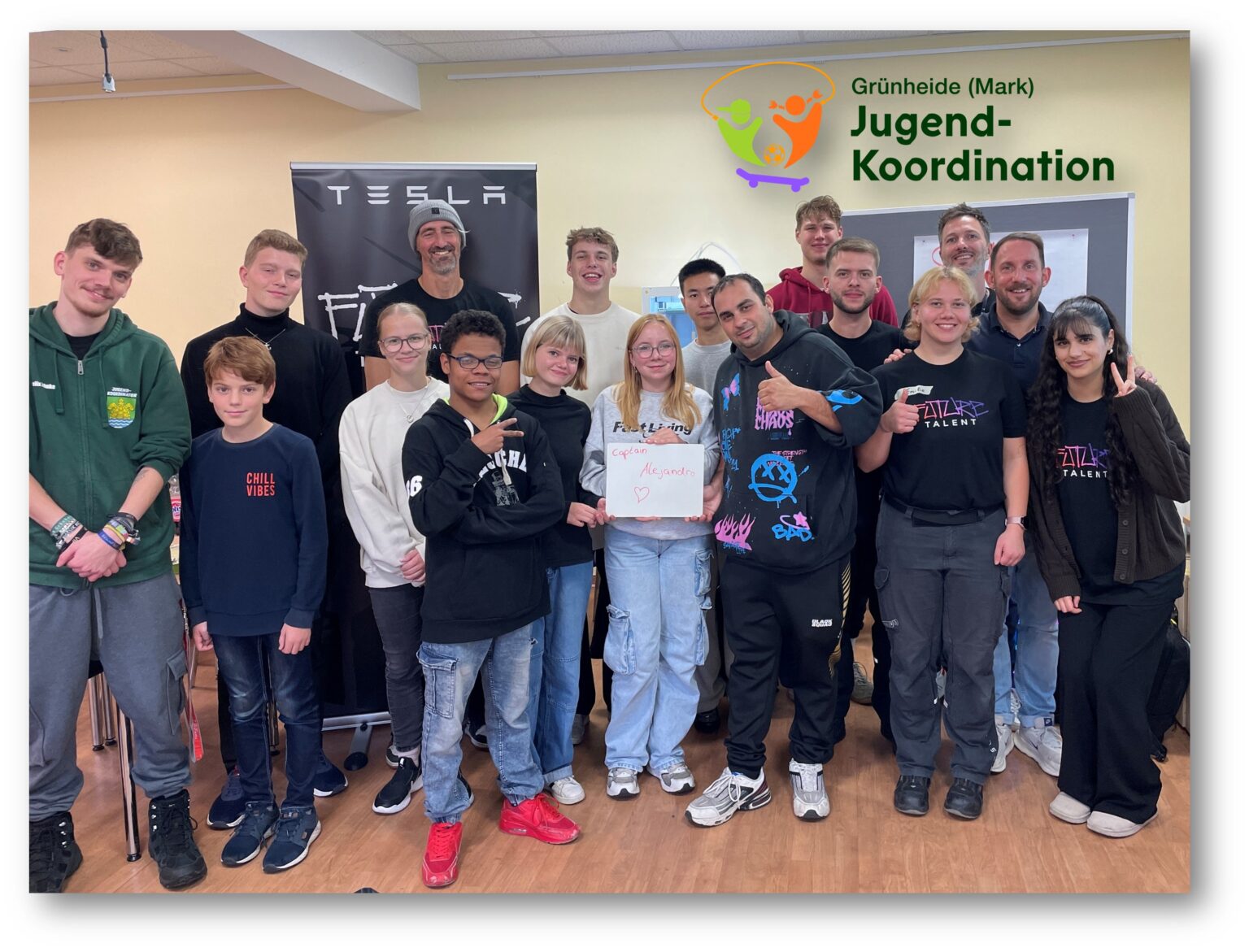 Ein Programmpunkt von vielen: Die Jugendkoordination Grünheide hielt für die Herbstferien ganz unterschiedliche Angebote bereit - dazu gehörte auch ein Tesla-Workshop samt Bewerbungstraining. Den Jugendlichen gefiel’s. Foto: Karin Meinharth/Montage: Anke Beißer