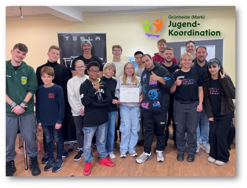 Ein Programmpunkt von vielen: Die Jugendkoordination Grünheide hielt für die Herbstferien ganz unterschiedliche Angebote bereit - dazu gehörte auch ein Tesla-Workshop samt Bewerbungstraining. Den Jugendlichen gefiel’s. Foto: Karin Meinharth/Montage: Anke Beißer