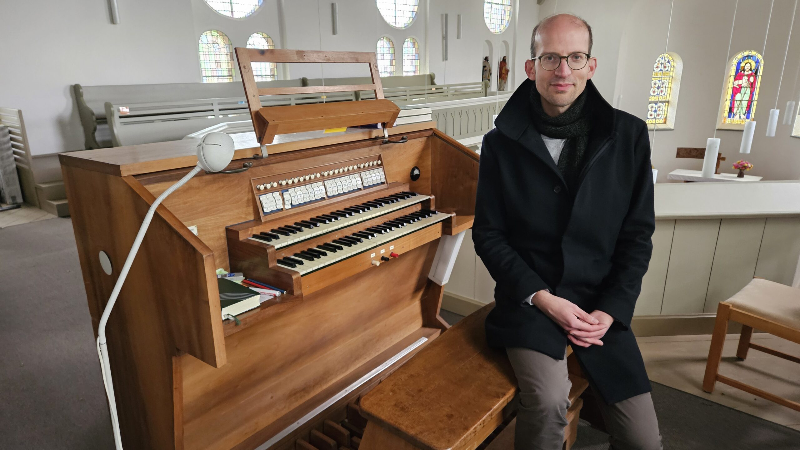 Bittet um Spenden: Pfarrer Patrick Holschuh, selbst kein Orgel-Spieler, sammelt fleißig Geld, damit die letzte Finanzierungslücke für die Sanierung des Instrumentes geschlossen werden kann. Foto: Anke Beißer