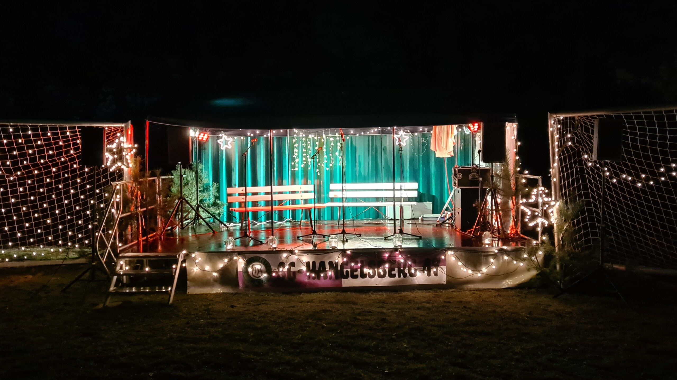 Die Bühne ist bereit: Wie im Vorjahr wird das Ambiente für das Weihnachtssingen auf der Sportplatz in Hangelsberg sehr stimmungsvoll gestaltet. Foto: Harmut Weise