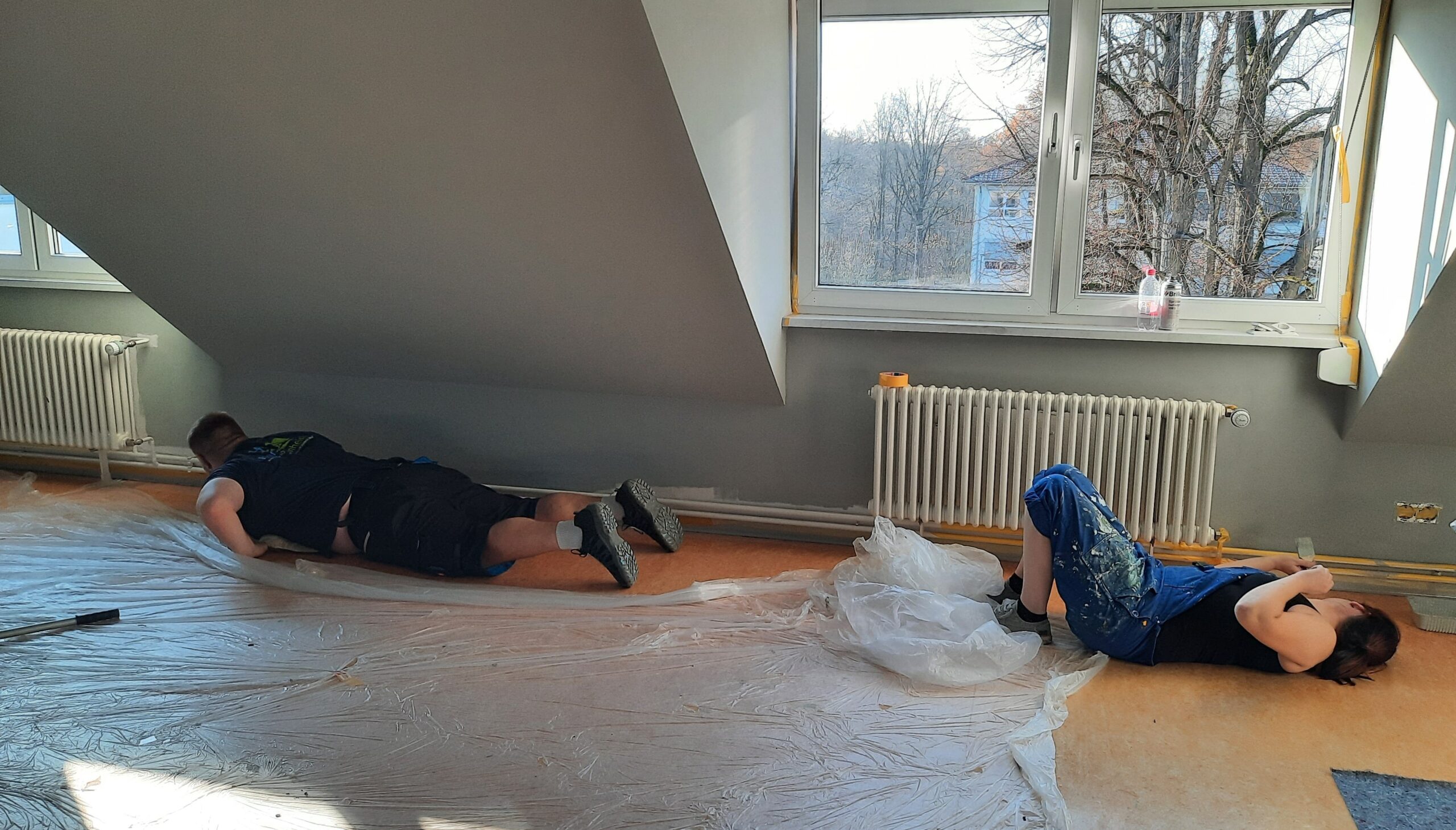 Voller Einsatz: Parallel zum Basteln in den Werkstätten wurde in der Dachetage gemalert. Foto: Anja Jungmann