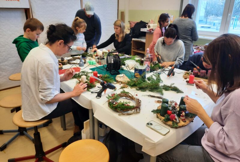 Tradition fortgesetzt: Am Samstag (22. November) hatte der Hort Grünheide seine Werkstätten für die Weihnachtsbastelei geöffnet. Foto: Anja Jungmann
