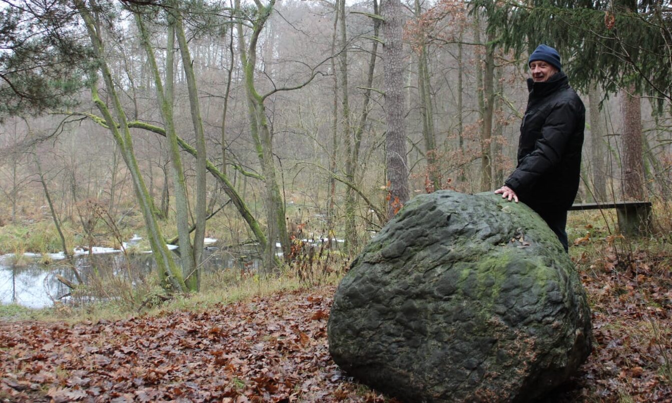Ein würdiger Ort: Uwe Werner, Mitglied vom Ortsbeirat Grünheide, ist zufrieden, dass der erste Schritt gemeistert ist. Foto: Mathias Papke