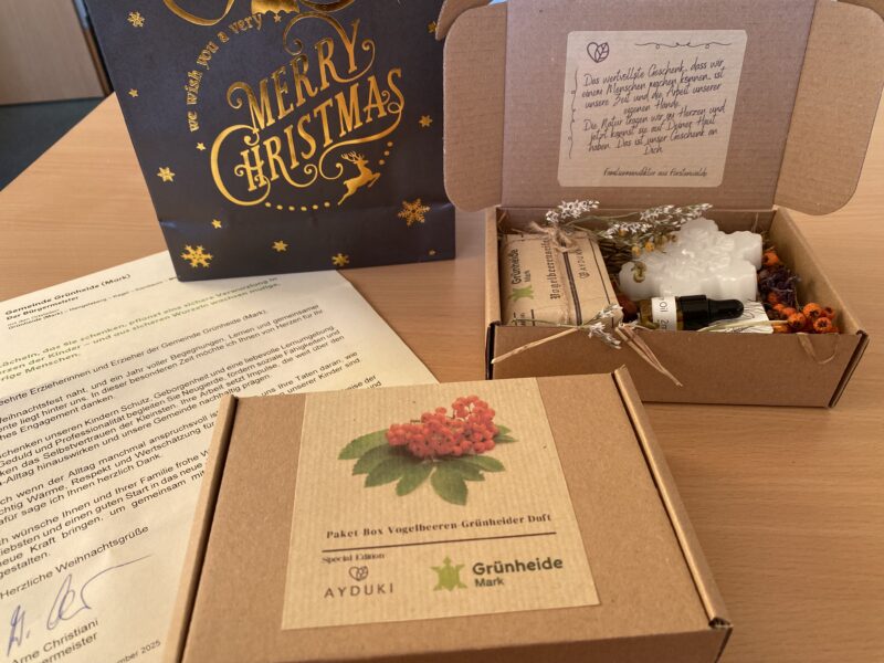 Frischer Duft: Als Weihnachtspräsente für die Kita-Teams kam 2025 ein Geschenkset aus der Seifenmanufaktur Fürstenwalde in die Tüte. Foto: Ariane Kaatz