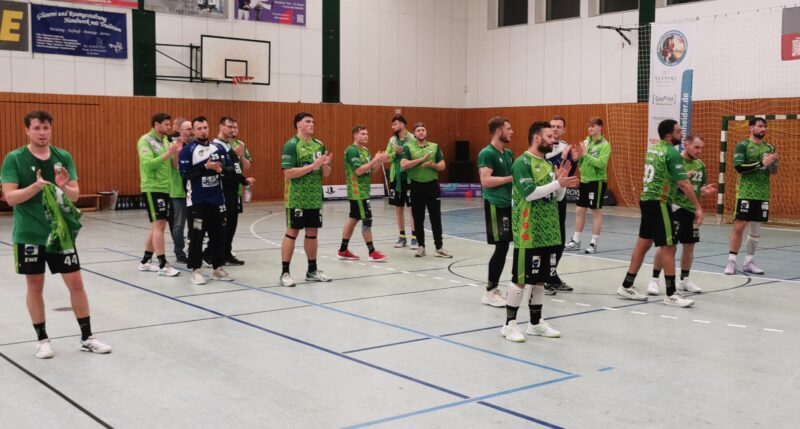Jahresabschluss: Die Männer des GSV I bedanken sich in der Löcknitz-Halle nach dem letzten Heimspiel des Jahres bei den Fans für die Unterstützung. Foto: Roland Hanke