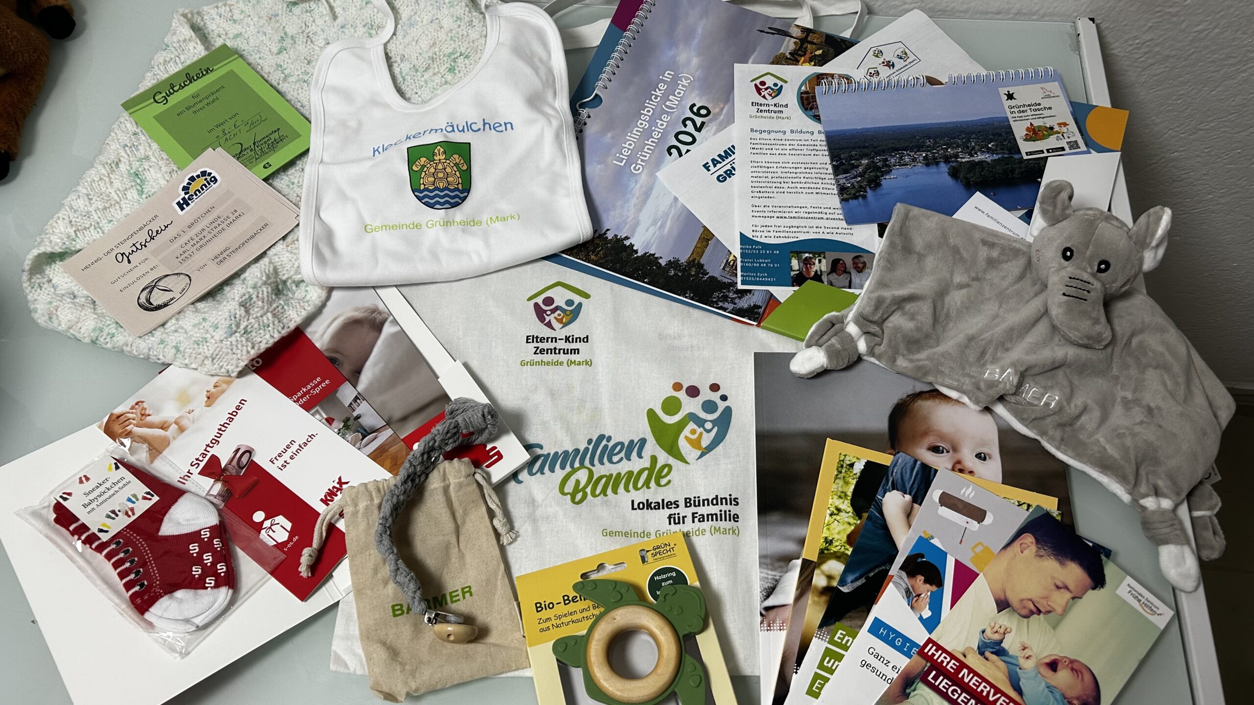 Wie ein prall gefüllter Gabentisch: Die zum Babyempfang eingeladenen Familien können sich über einen Beutel voller Geschenke freuen. Foto: Pauline Thiel