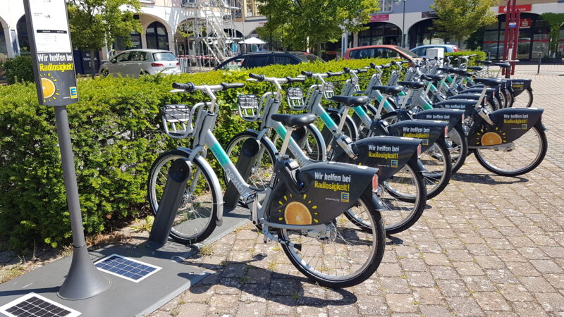 Mobiles Angebot: Der Marktplatz von Grünheide gehört zu den Standorten, die von nextbike seit August 2022 mit Leihfahrrädern ausgestattet sind. Foto: Anke Beißer