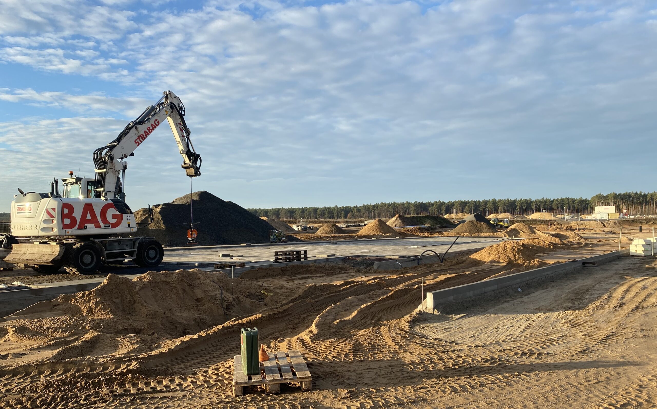 Noch vor dem Frost gepflastert: Die Kiss&Ride-Fläche hat schon gut sichtbar Gestalt angenommen. Foto: Bettina von Jutrzenka