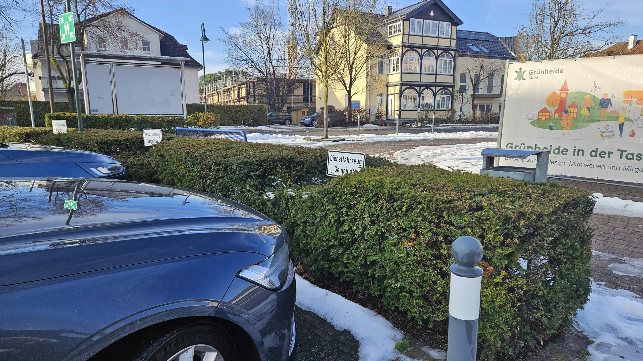 Platz für Ladesäulen: Am Rathaus sollen künftig Verwaltungsfahrzeuge mit Strom versorgt werden. Foto: Anke Beißer