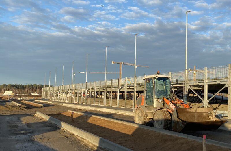Schon fertig: Das Parkdeck mit seinen zwei Ebenen wurde vor Weihnachten an die Gemeinde übergeben. Das Licht der Laternen markiert seither im Dunkeln den Bereich auf der Baustelle für den künftigen Verkehrshalt Fangschleuse (neu) nebst Busbahnhof sowie Park & Ride. Foto: Bettina von Jutrzenka.