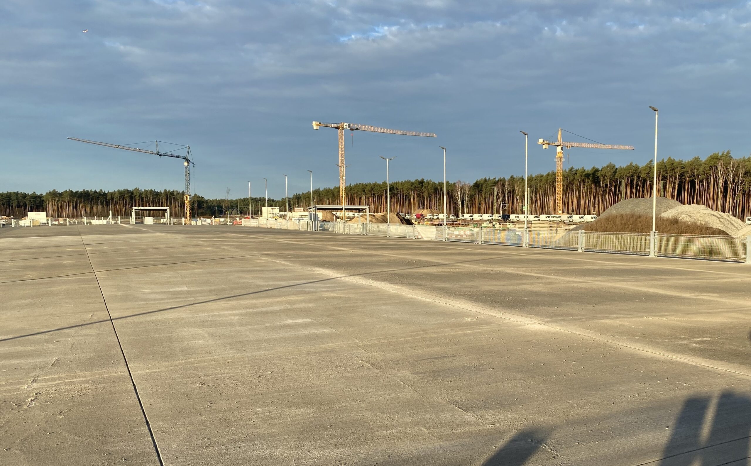 Parkdeck zwei: Die obere Etage verfügt über eine betonierte Fahrbahn. Hier fehlen witterungsbedingt noch die Fugen und die Markierung. Foto: Bettina von Jutrzenka