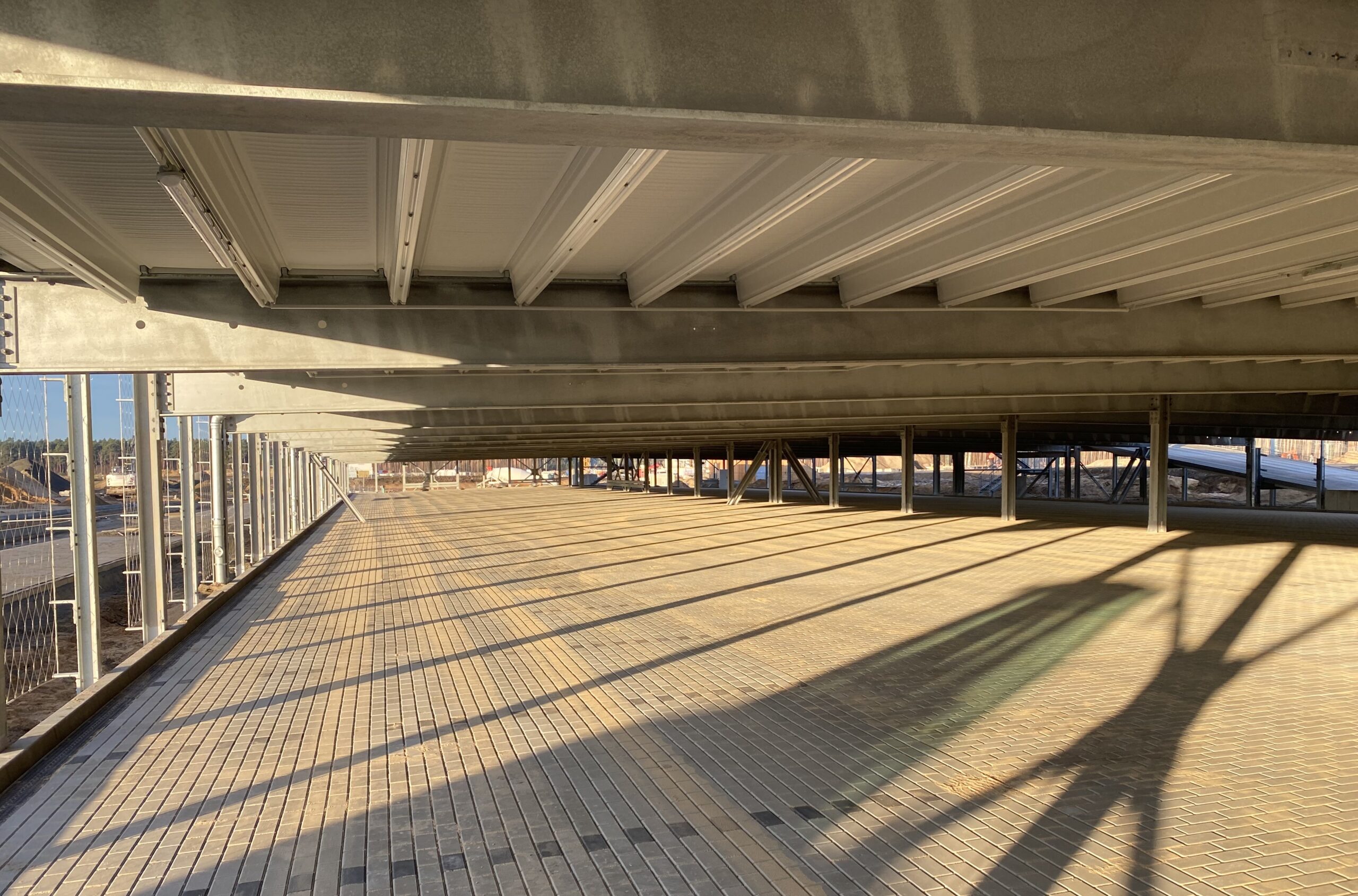 Blick ins Parkdeck: Die ebenerdige Etage ist gepflastert und verfügt als Lichtquelle über Bewegungsleuchten. Foto: Bettina von Jutrzenka