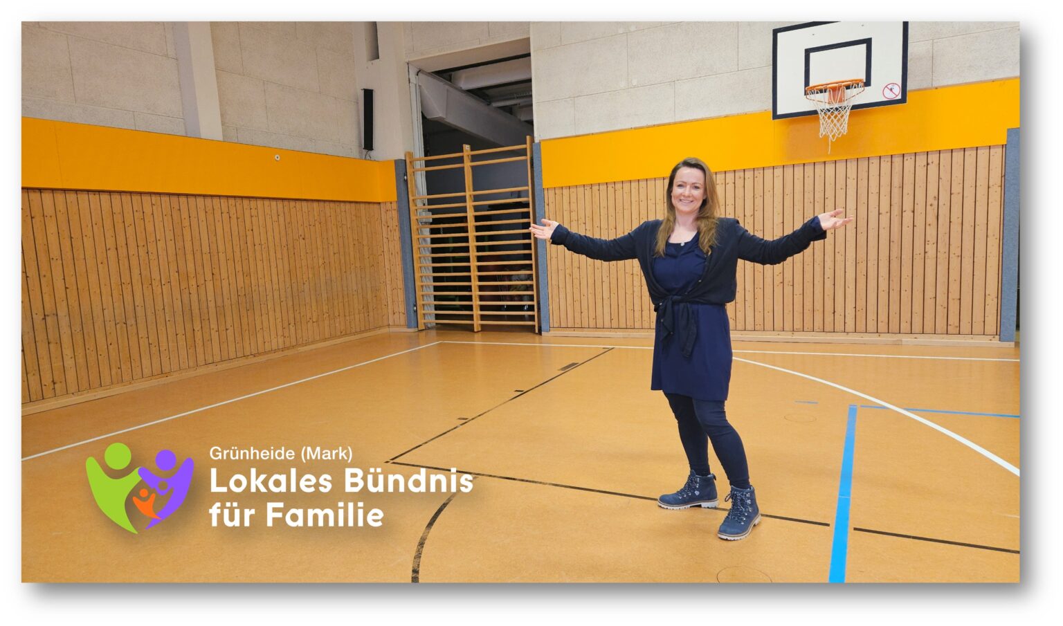Jede Menge Platz für je Menge Angebote: Pauline Thiel, Koordinatorin vom Lokalen Bündnis für Familie, lädt für den 14. März unter dem Motto „Berufe zum Anfassen - Deine Zukunft erleben“ zur ersten Grünheider Erlebnismesse in die kleine Turnhalle auf dem Löcknitzcampus ein. Foto/Montage: Anke Beißer