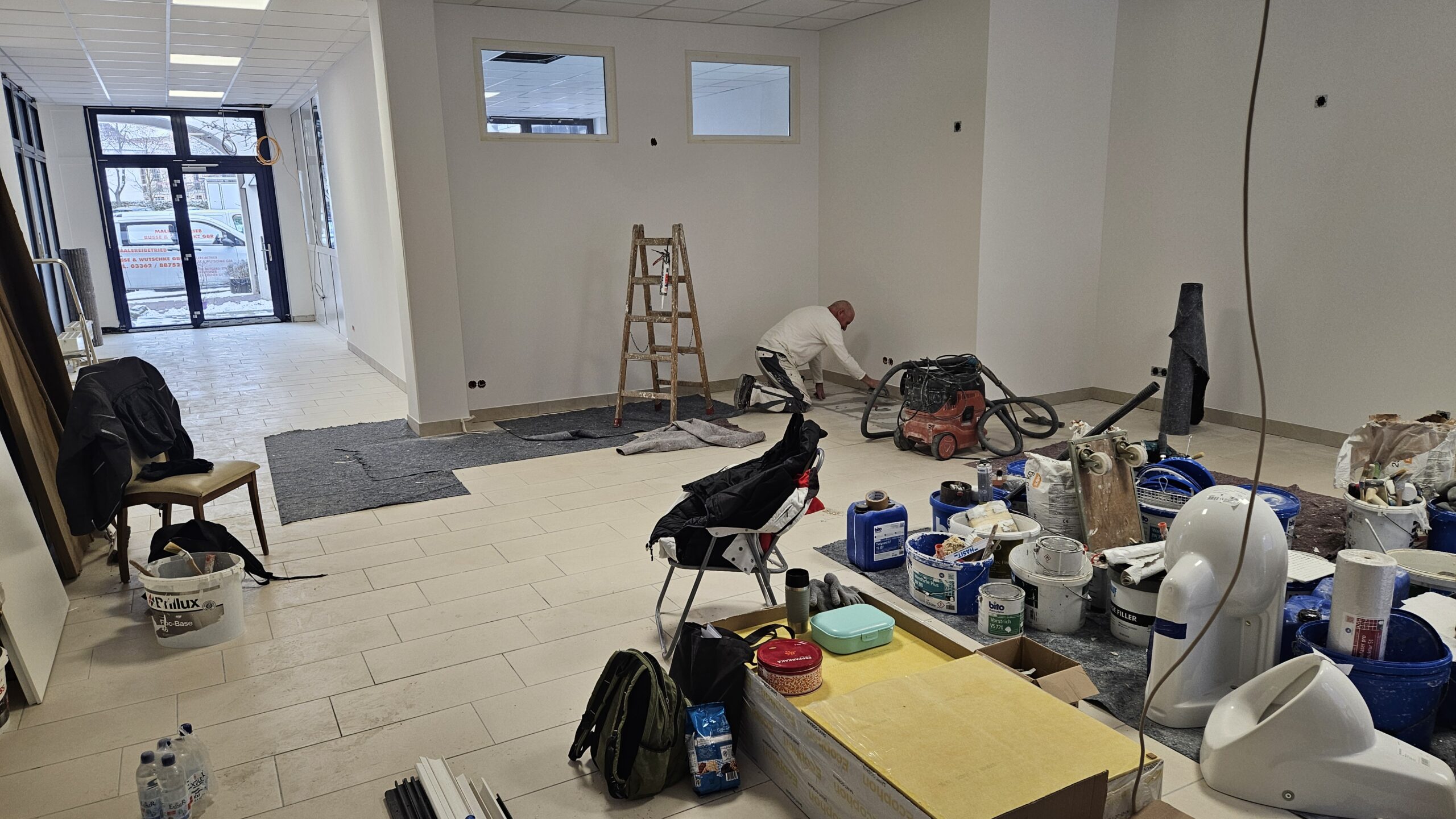 Neuer Raum: Das neue Zuhause der Gemeindebibliothek ist durch eine Trennwand von der Tourist-Info getrennt. Die Decke ist neu, der Fußboden musste nur teilweise, für die Lese- und Spielecke erneuert werden. Foto: Anke Beißer