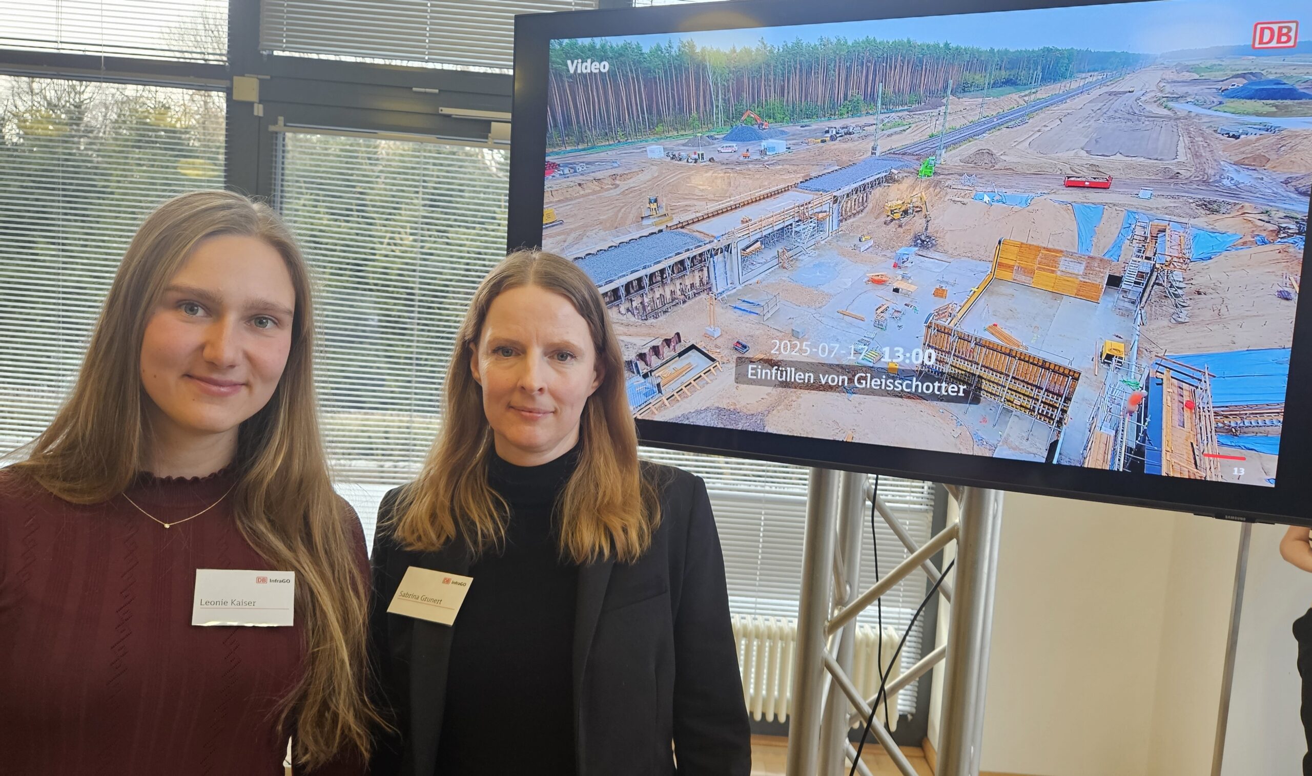 Standen für die DB InfraGo Rede und Antwort: Projektleiterin Sabrina Grunert und Projektingenieurin Leonie Kaiser Foto: Anke Beißer