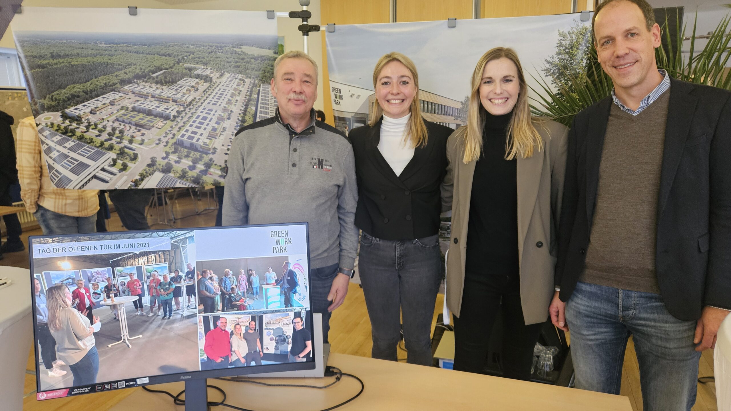 Kümmern sich um die Entwicklung des GreenWorkPark Grünheide in Hangelsberg: Roland Drewans, Anna Erxleben, Antonia Strasser und Alexander Schmidt von der ECE Group Foto: Anke Beißer