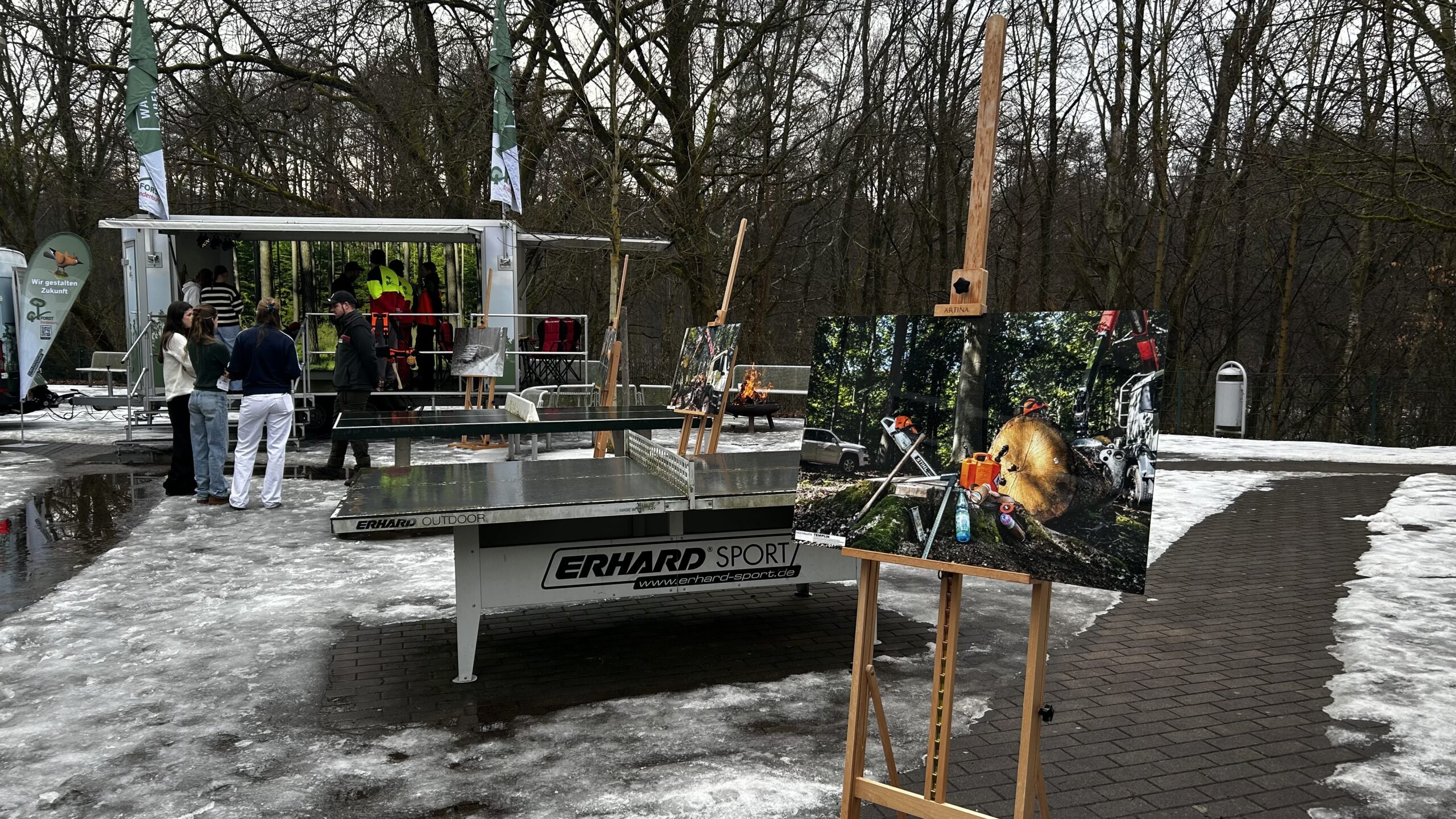 Wetterfestigkeit in der direkten Probe: die Mitarbeitenden vom Forst Brandenburg Landesbetrieb kamen mit den Interessierten auch im Außenbereich trotz Schnee und Regen in den Austausch. Foto: Pauline Thiel