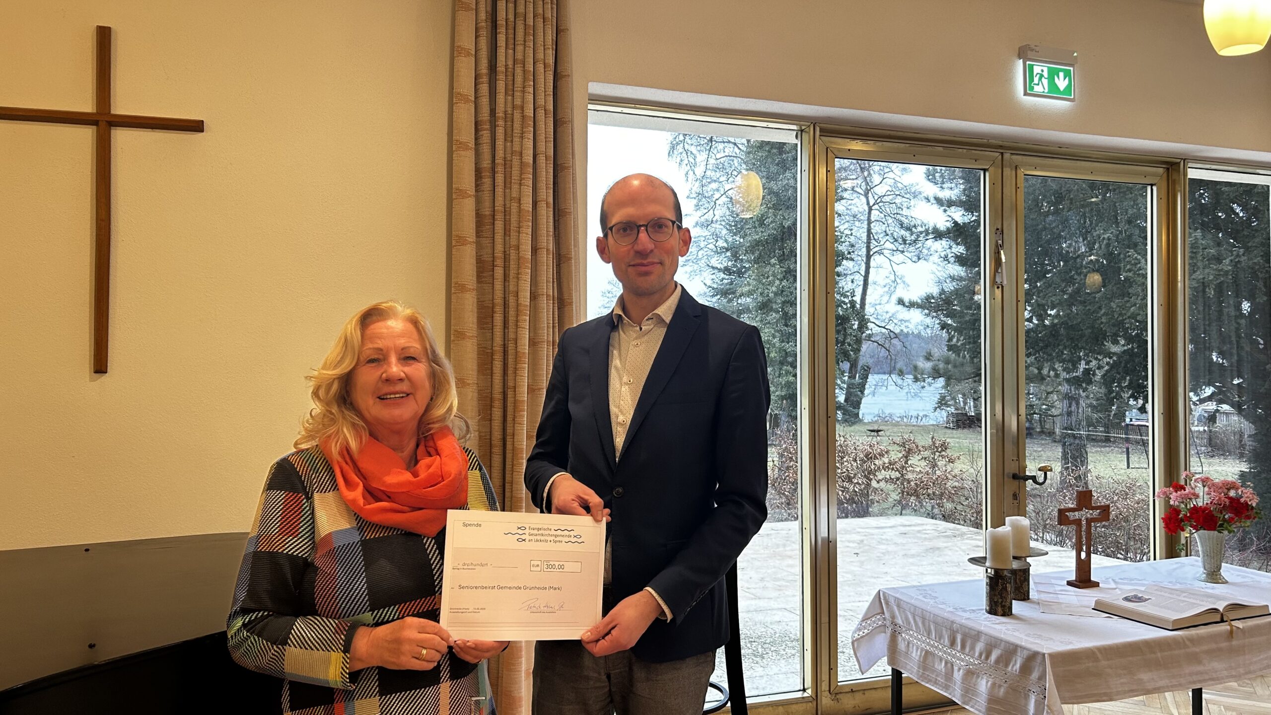 Kultur schafft Verbindung: Übergabe der Spenden von Pfarrer Patrick Holschuh an die Vorsitzende des Seniorenbeirats Gabriele Hänseroth. Foto: Pauline Thiel