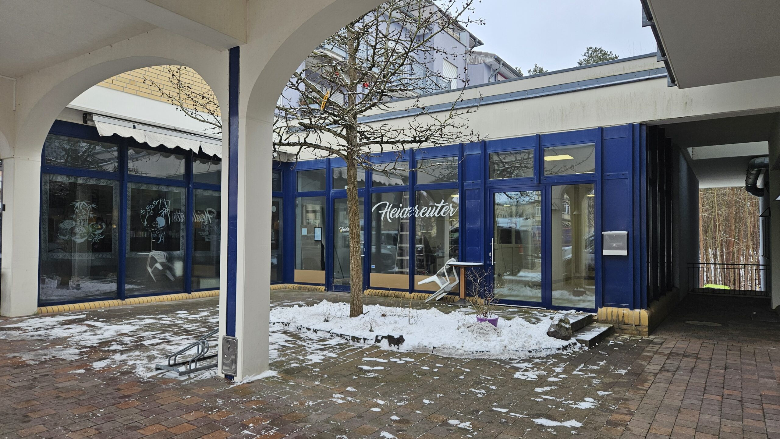 Aus eins mach zwei: Das Ladenlokal Am Marktplatz hatte bis zum Vorjahr das Restaurant „Heidereuter“ beherbergt. Jetzt werden daraus zwei Domizile - eines für die Tourist-Info (links) und eines für die Gemeindebibliothek (neue Tür rechts). Foto: Anke Beißer