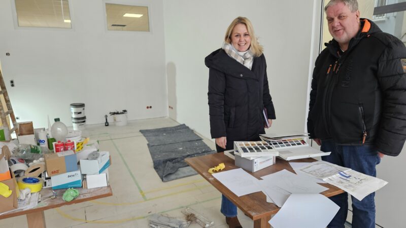 Letzte Abstimmungen: Anne-Kathrin Rochow, Amtsleiterin für Soziales, Bildung und Kultur, trifft sich regelmäßig mit Firmenchef Rainer Busse, um die nächsten Bauabschnitte zu besprechen. Foto: Anke Beißer