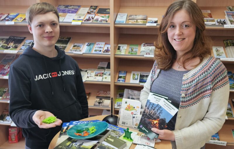 Anlaufstelle für Ausflügler, Touristen und Grünheider: In der Tourist-Info warten Tourismus-Managerin Diana Nolander (rechts) und ihr Kollege Christopher Manthei mit jeder Menge Tipps und Informationen auf. Foto: Anke Beißer