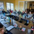 Illustre Runde beim Workshop im Wirtshaus Heidereuter: Teilnehmende von einer Praktikantin in einer Jugendeinrichtung bis hin zum erfahrenen Ortschronisten sorgten für vielfältige Perspektiven. Foto: Diana Nolander