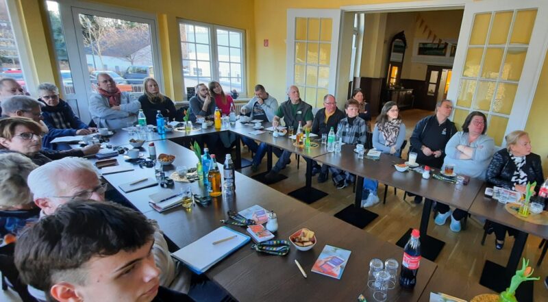 Illustre Runde beim Workshop im Wirtshaus Heidereuter: Teilnehmende von einer Praktikantin in einer Jugendeinrichtung bis hin zum erfahrenen Ortschronisten sorgten für vielfältige Perspektiven. Foto: Diana Nolander